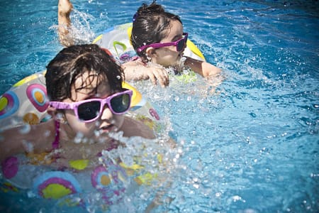 kids-swimming-por-with-shade